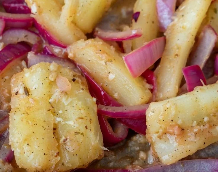 Delicious cassava served with zesty mojo sauce, a flavorful side dish.