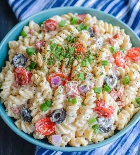 Delicious easy creamy pasta salad with fresh vegetables and a creamy dressing