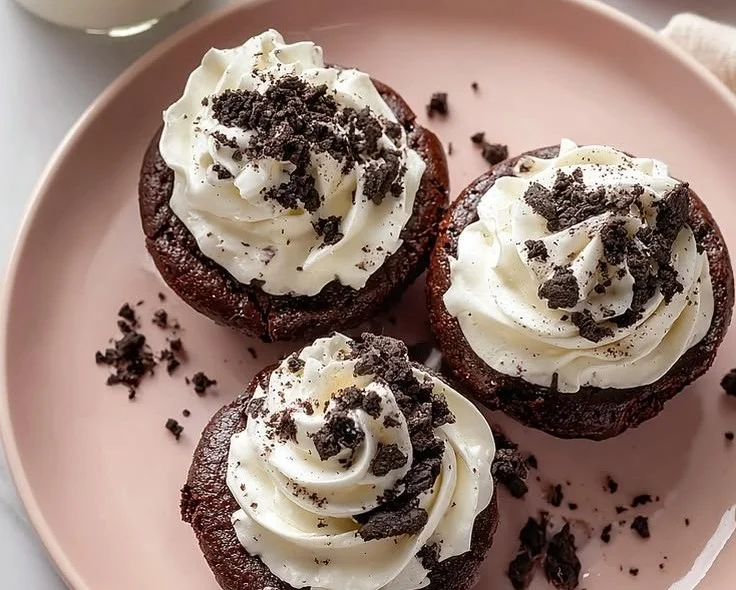 Double Chocolate Oreo Brownie Cupcakes - thegirlskitchen